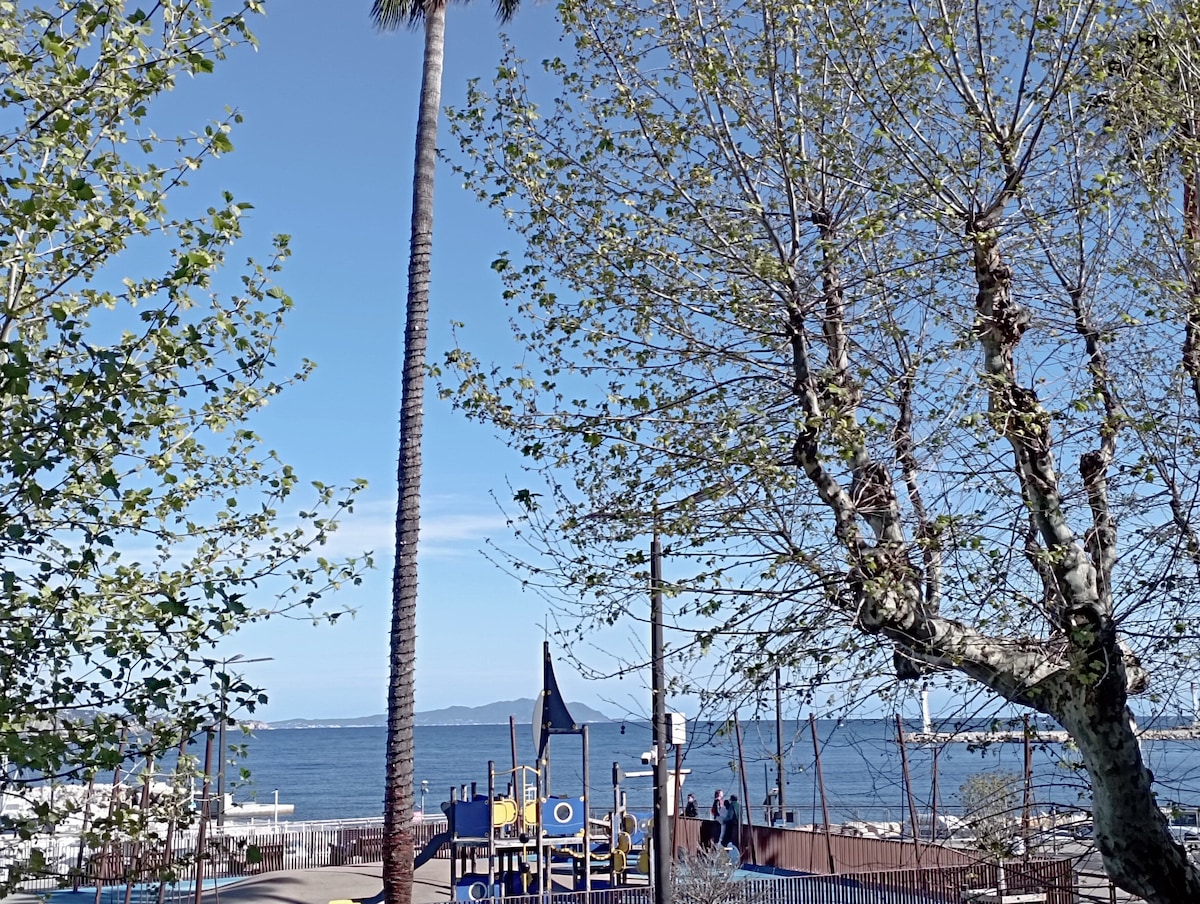 Top Airbnb: Apartment for 1 to 6 people, Port Plaisance, La Ciotat in La Ciotat