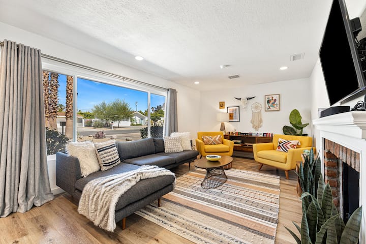 Modern Desert Oasis With Sweeping Mountain Views - Palm Springs, CA
