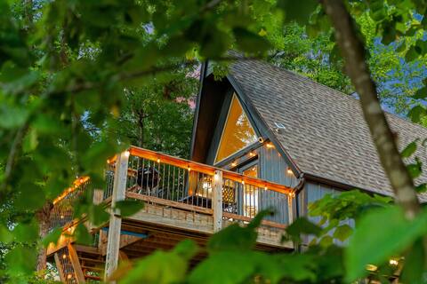 Views! Luxury A-Frame: Private Hot Tub & Fire Pit!