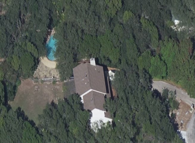 Just Outside of Austin Serene 3 bed+ w/Pool & Pond