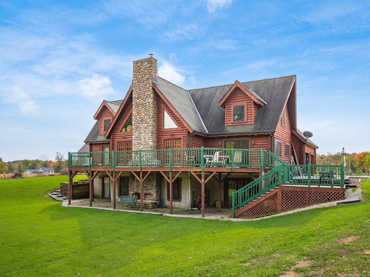 Rustic Log Cabin on Eleven Acres - Sleeps 24