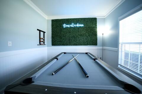 Huge 5 Bedroom Home With KING Bed & Hot Tub