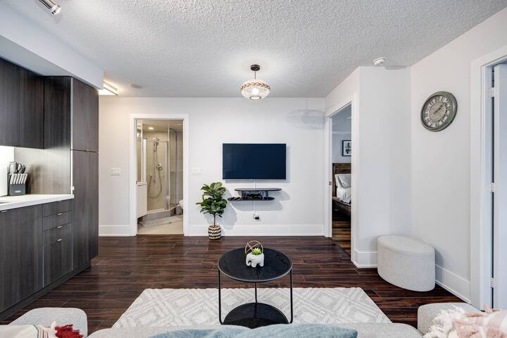 Luxury 3BR Suite w Free Parking -CN,Convention Cnt gallery image 3