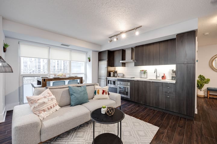 Luxury 3BR Suite w Free Parking-CN, Convention Cnt