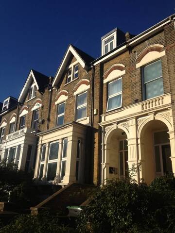 Beautiful 4 bed flat on Finsbury Park gallery image 4
