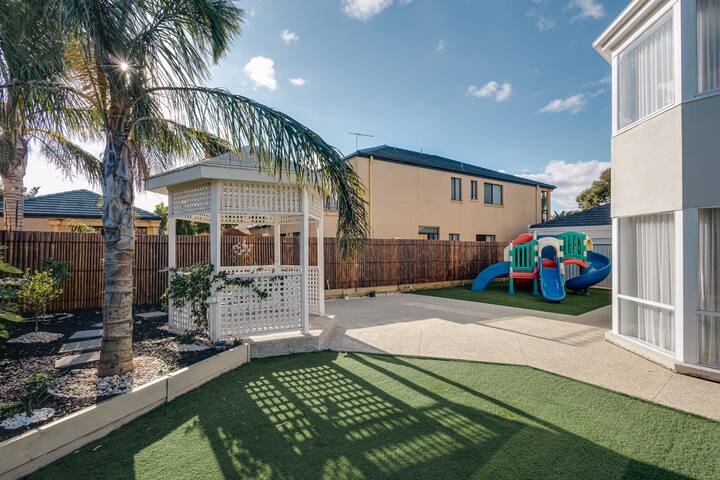 StayAU Family Group 6BR Oasis Sanctuary Lakeview gallery image 4