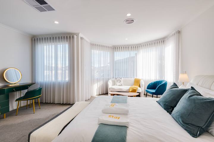 StayAU Family Group 6BR Oasis Sanctuary Lakeview gallery image 2