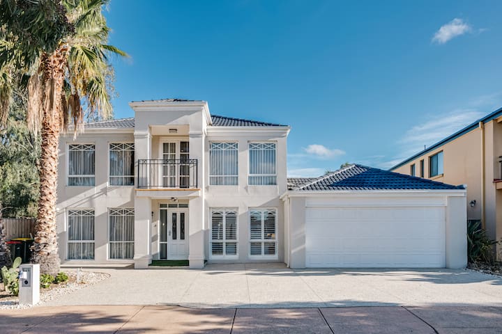 StayAU Family Group 6BR Oasis Sanctuary Lakeview