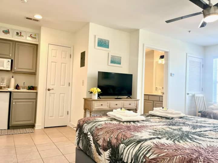 1号卧室景观，小厨房配有Keurig咖啡机。 智能电视和卫生间。   小厨房还配备了迷你冰箱、微波炉和几道碗碟。 