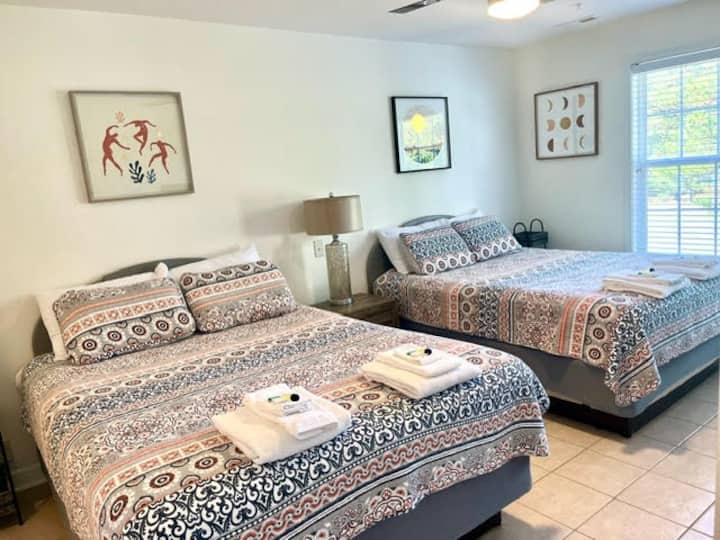 2号卧室从门到主起居区。 卧室可俯瞰高尔夫球场。 为您提供床上用品和毛巾。 