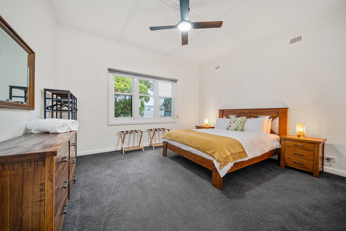 Prekrasno uređena glavna spavaća soba s mekanim bračnim krevetom, blagom rasvjetom i umirujućim tonovima.