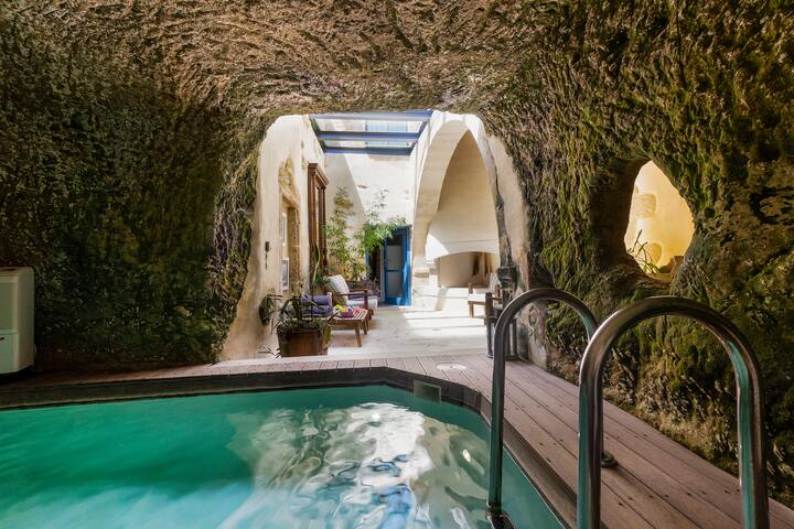Venetian mill villa wth grotto & outdoor pools