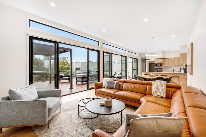 Beachfront, Luxury, Family Home in Opossum Bay