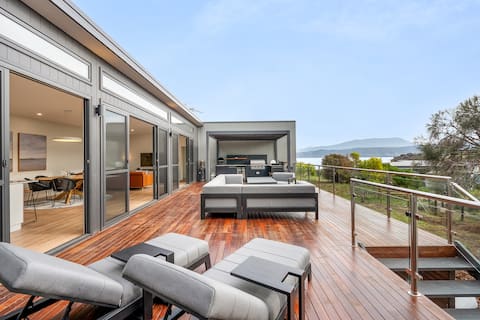 Beachfront, Luxury, Family Home in Opossum Bay