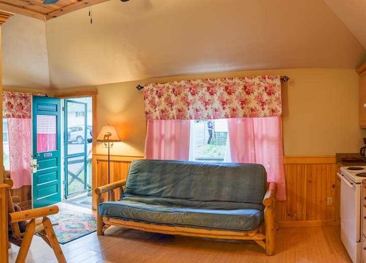Cozy Cabin Stay_pet Friendly_cabin 3 - Bar Harbor, ME