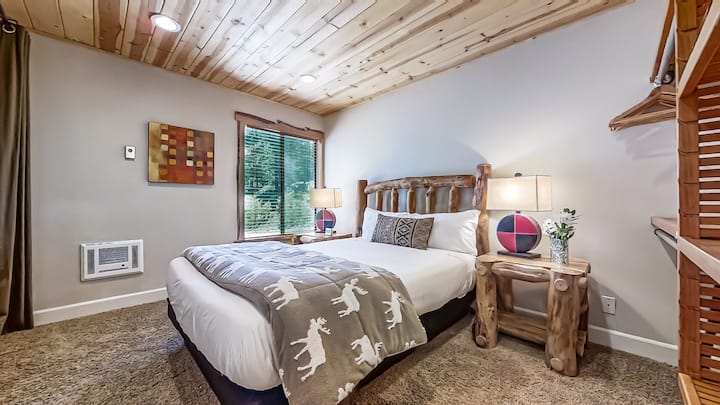 Zimmer mit Queensize-Bett: HD-Fernseher, eigenes Bad und Ecke