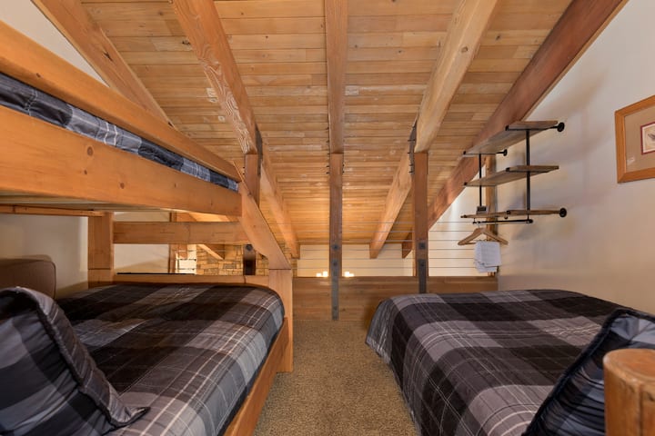 Die *Sky-Loft* Open Rm *Full+2Twins *Angebautes Bad *Fernseher *Spiele *Videos *Bibliothek