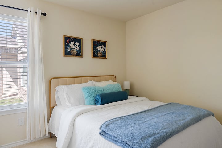 สำรวจห้องนอนที่แปลกตานี้รวมถึงแสงเก๋ๆโต๊ะข้างเตียงทันสมัยและงานศิลปะดอกไม้สีสันสดใส