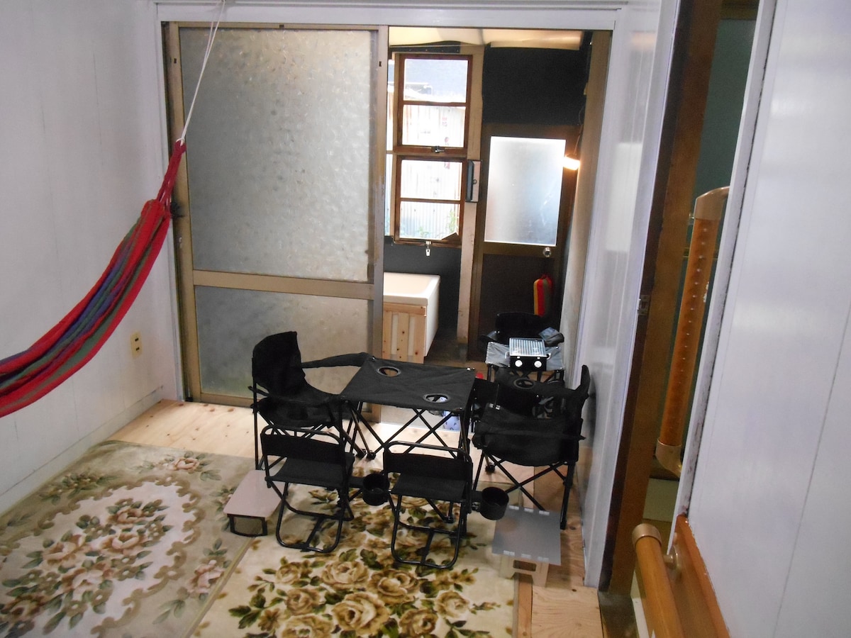 La habitación de estilo occidental en el primer piso está conectada a la terraza