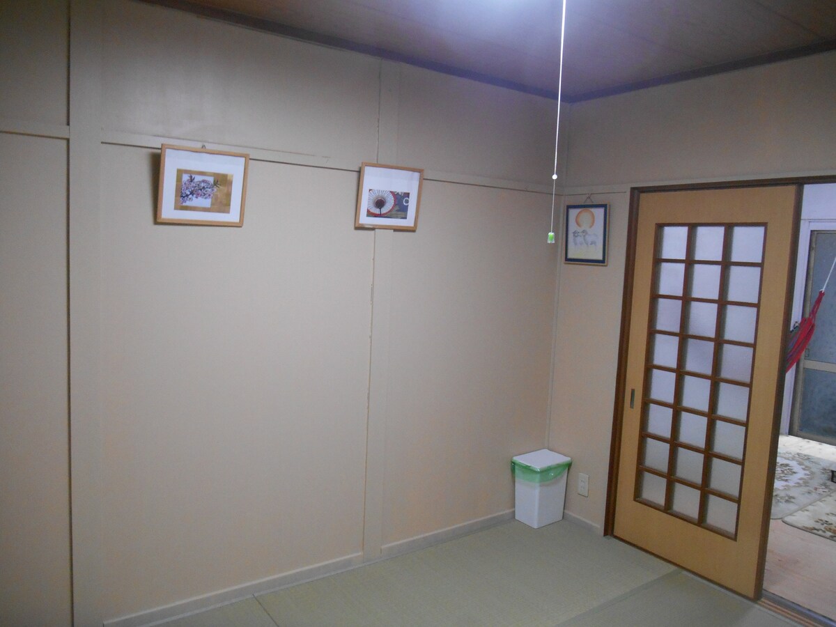 Está decorada con pinturas de hojas de oro de estilo japonés entre 6 esteras de tatami