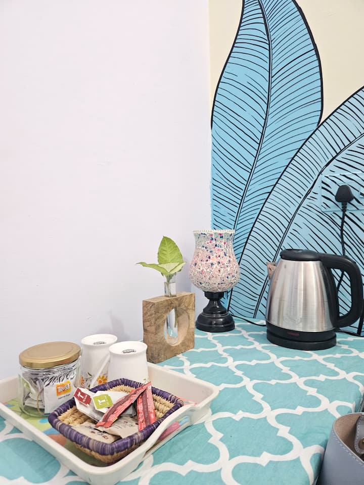 กาต้มน้ำถ้วยพร้อมซองกาแฟและชาเพื่อความสดชื่นอย่างรวดเร็ว