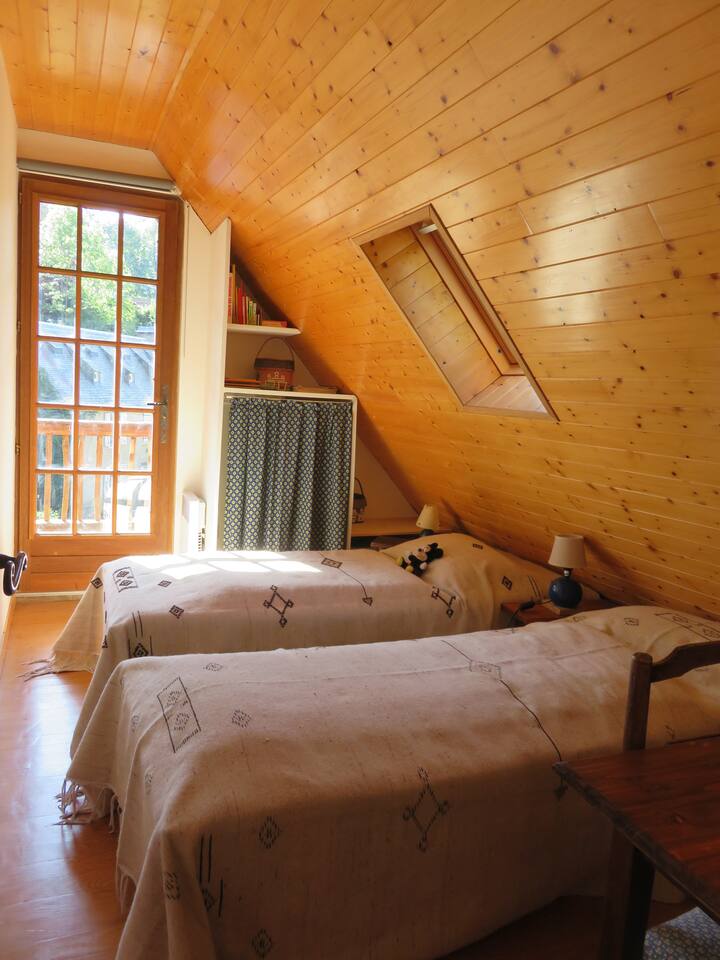 مبنى خارجي لغرفة النوم 2 (سريران مفردان)