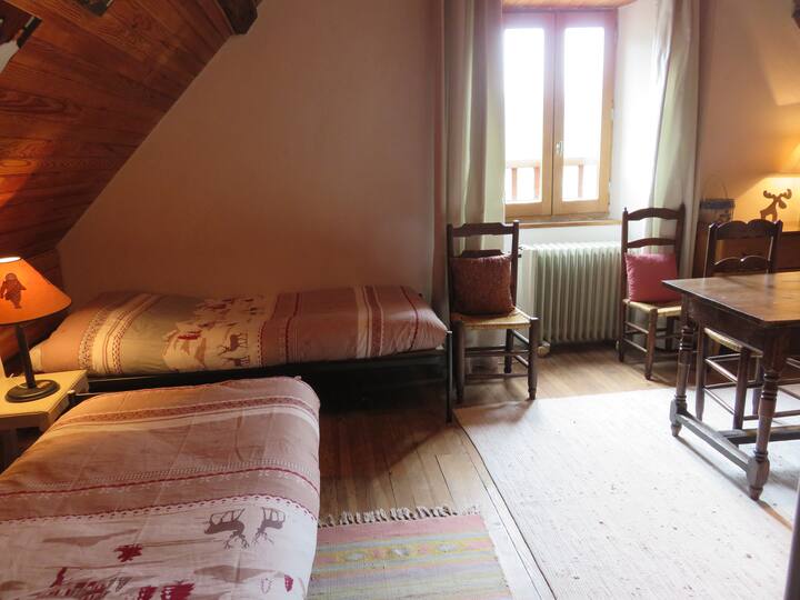 غرفة النوم 4 البيت الرئيسي (4 أسرّة مفردة)