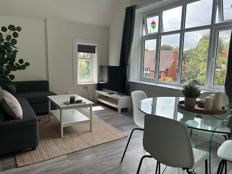Top Airbnb: Top floor Didsbury Apartment J in Didsbury