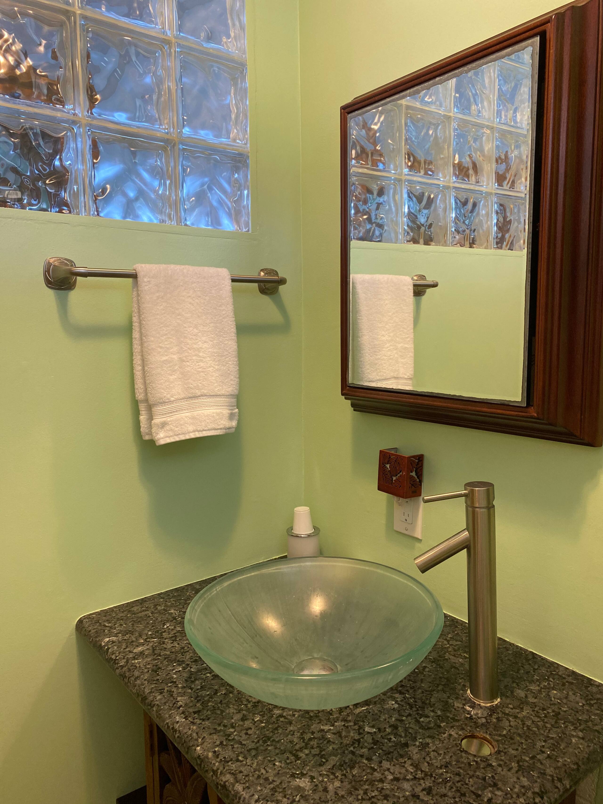 Kona Oceanfront Studio  #311 WITH LANAI and  A/C!! - Image 14