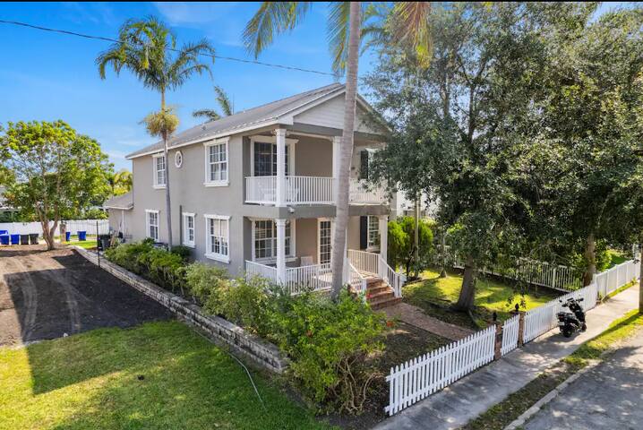 Hollywood Retreat: 2-Story with Heated Pool gallery image 3