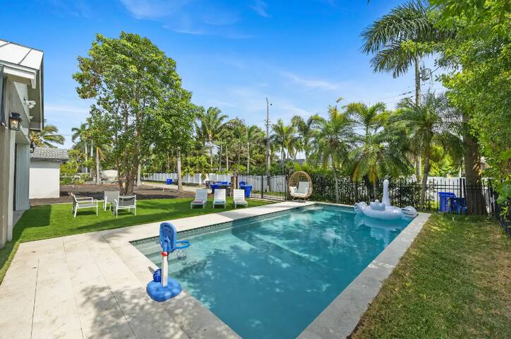 Hollywood Retreat: 2-Story with Heated Pool gallery image 2