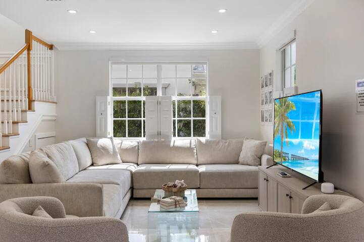 Hollywood Retreat: 2-Story with Heated Pool gallery image 5