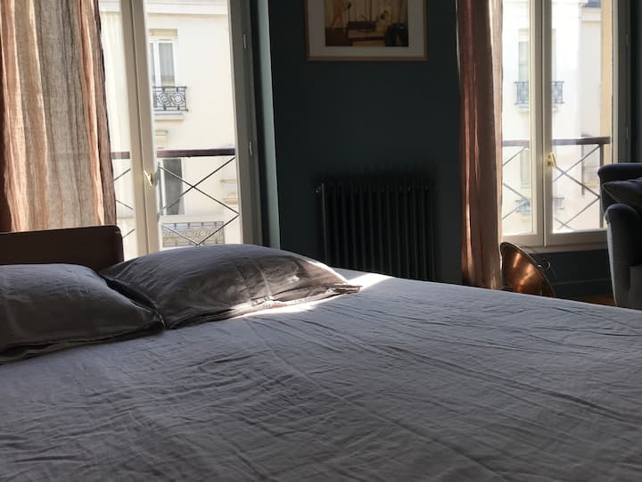 הסוויטה הראשית ברחוב, חדר שינה/סטודיו גדול, עם שולחן כתיבה, פינת קפה וחדר מקלחת עצמאי