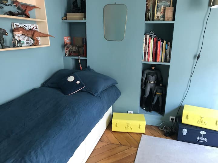 חדר הילד השני, שמתקשר עם הראשון, עם מיטת היחיד שלו