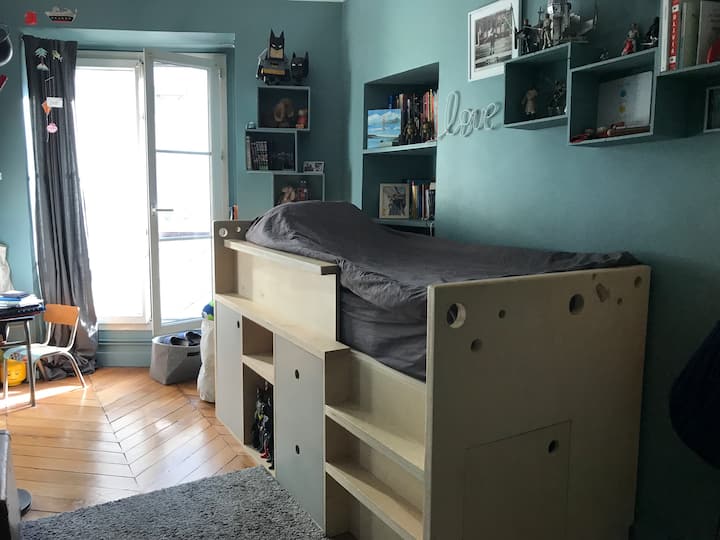 חדר הילדים הראשון, אזור משחקים נעים, עם מיטה גבוהה לאדם אחד. ילדים אוהבים לטפס כדי לישון.