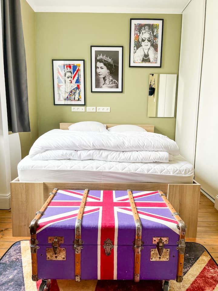 ท้ายรถมีการ์ตูนหลากหลายประมาณห้าสิบเรื่อง