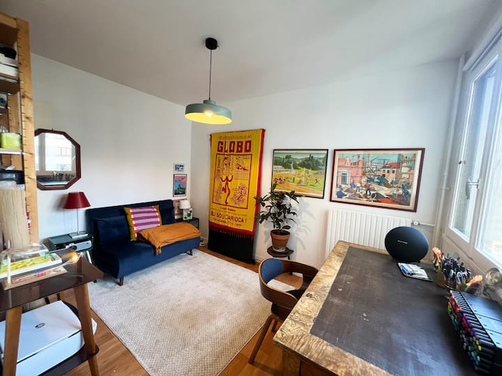 โต๊ะทำงานสว่างสดใสมองเห็นห้องนั่งเล่น
ห้องทำงานสว่างไสวเปิดสู่ห้องนั่งเล่น