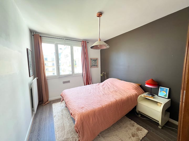 ห้องนอนใหญ่สว่างสดใสห้องนอน
ใหญ่เรืองแสง