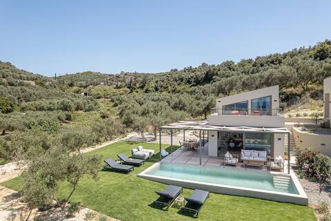 Seaview villa w. pool in nature next to Platanias
