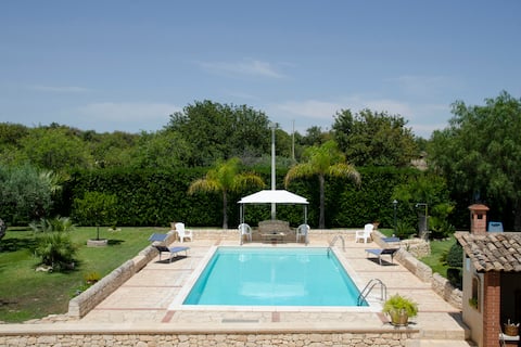 Suite Val di Noto View, w/Shared Pool & Parking