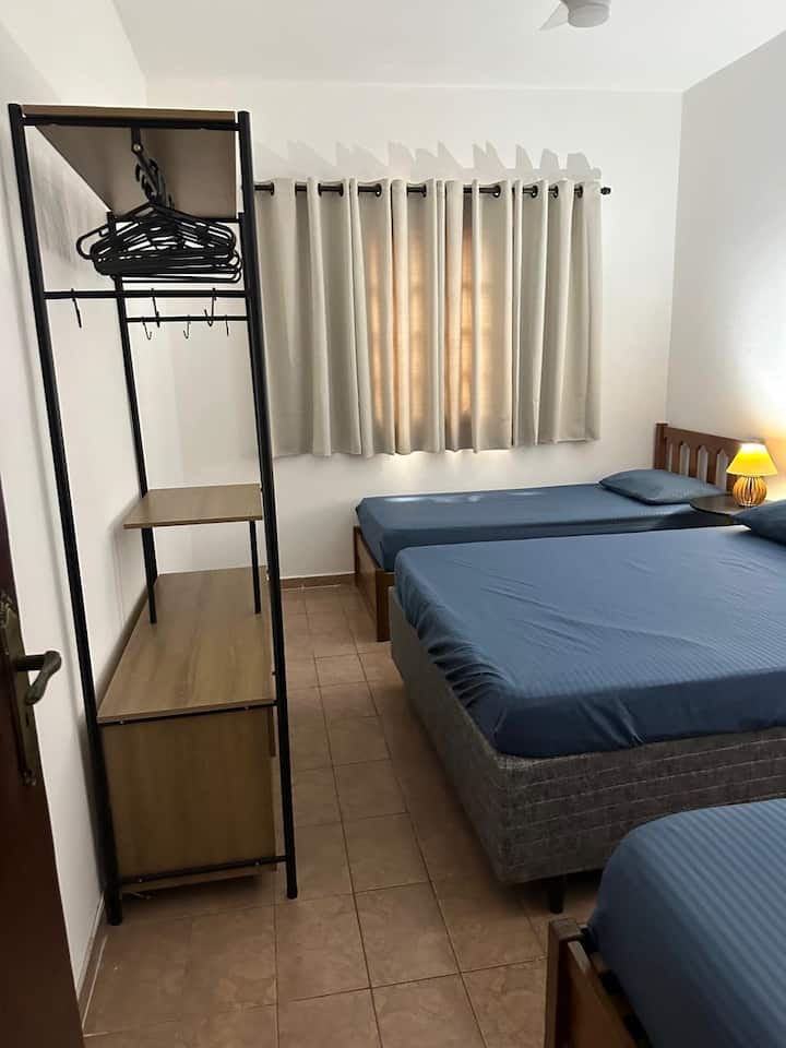 Стая с 1 двойно легло и 2 единични, не осигуряваме спално бельо и спално бельо за баня.
Затворен шкаф и закачалки.
Легла с водоустойчиви капаци.