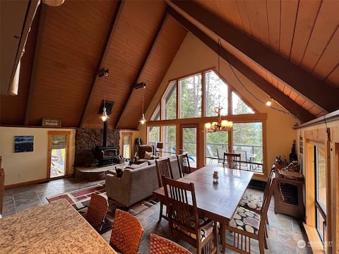 Modern rustic cabin w/ room to spread out & relax
