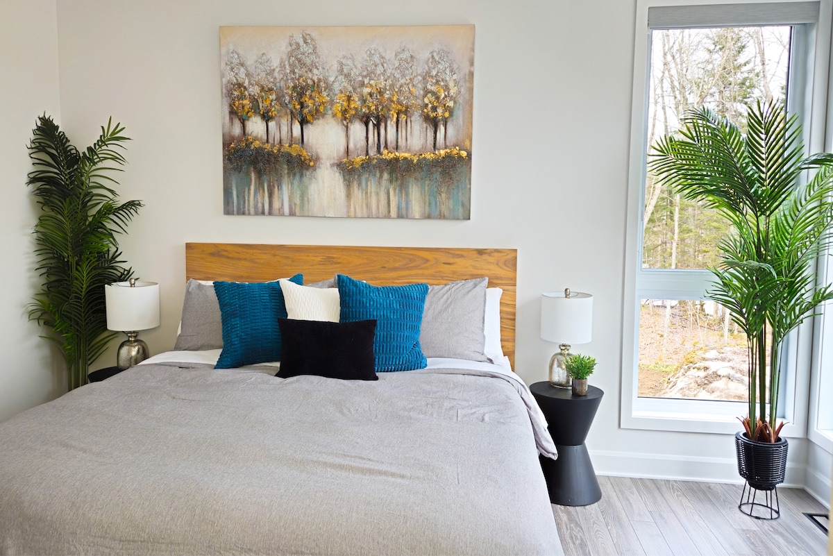 Chumba kikubwa sana cha kulala (kitanda cha kifalme) chenye madirisha mengi kwa ajili ya mwonekano mzuri wa  milima. ua na sauna. Bafu la kujitegemea lililo karibu. WARDROBE kubwa yenye hifadhi nyingi.