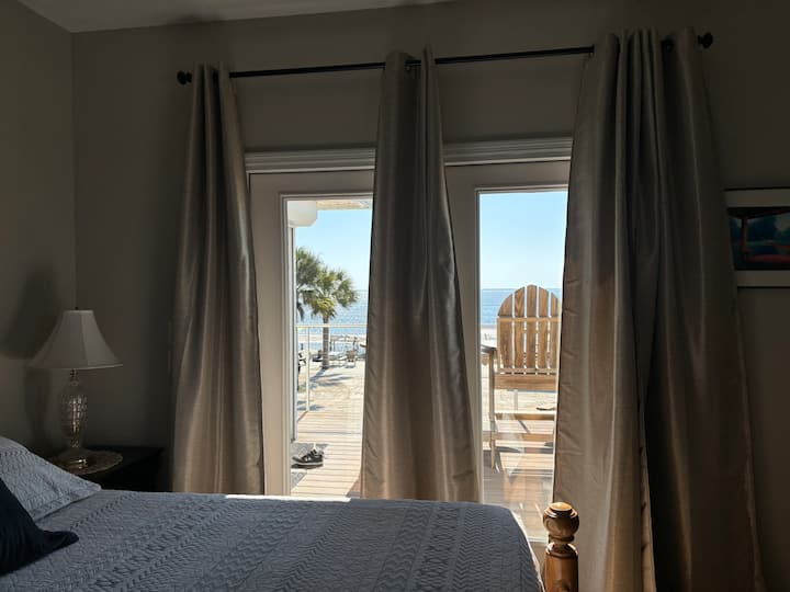 בחדר השינה הראשי יש גישה כפולה למרפסת משותפת עם פינת אוכל