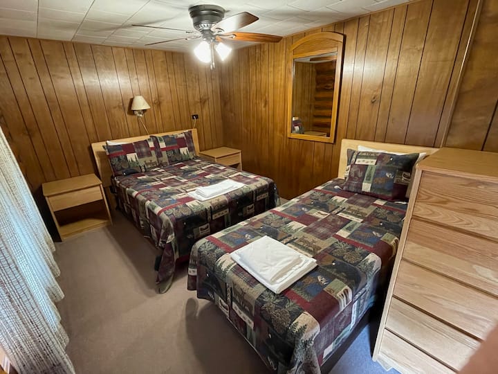 едно двойно легло и едно единично легло