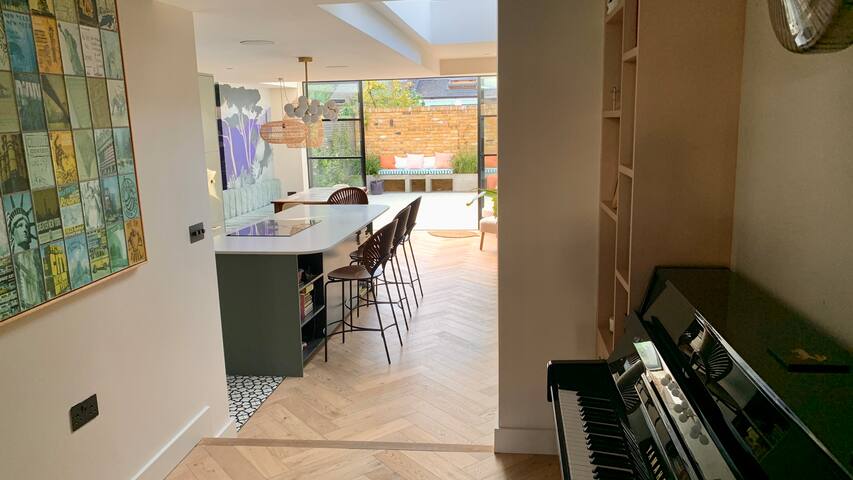 Stylish 4 bedroom home in London gallery image 4