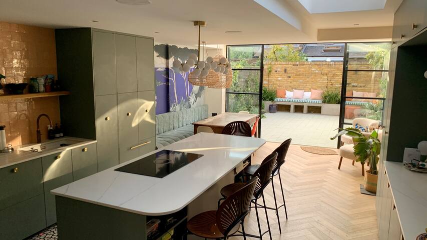 Stylish 4 bedroom home in London