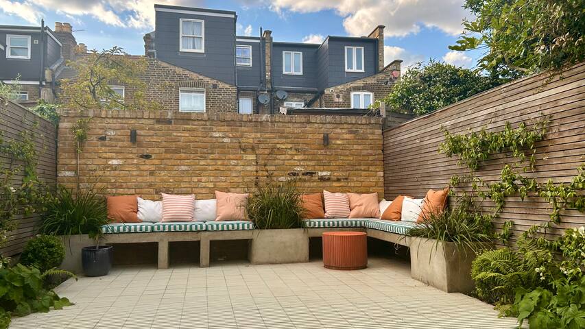 Stylish 4 bedroom home in London gallery image 3