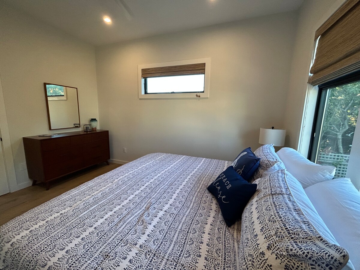 חדר שינה בקומה הראשונה עם מיטת קינג