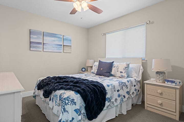 Chumba cha wageni chenye mwangaza na kinachovutia chenye mapambo yaliyohamasishwa na ufukweni na kila kitu kinachohitajika kwa ajili ya mapumziko yenye starehe na utulivu.